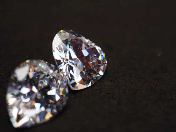 Brote Cerca Hermosos Diamantes Brillantes Sobre Fondo Negro —  Fotos de Stock