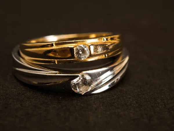 Close Shoot Van Gouden Trouwring Met Mooie Diamant Een Zwarte — Stockfoto