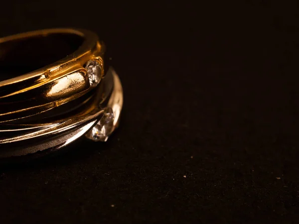 Nahaufnahme Shooting Von Gold Ehering Mit Schönem Diamanten Auf Schwarzem — Stockfoto