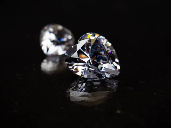 Brote Cerca Hermosos Diamantes Brillantes Sobre Fondo Negro — Foto de Stock