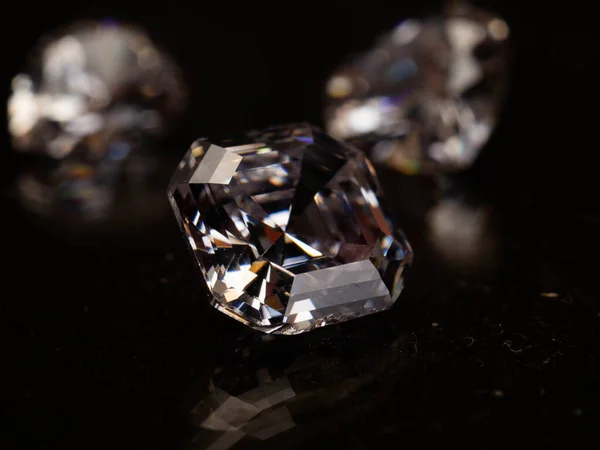Brote Cerca Hermosos Diamantes Brillantes Sobre Fondo Negro —  Fotos de Stock