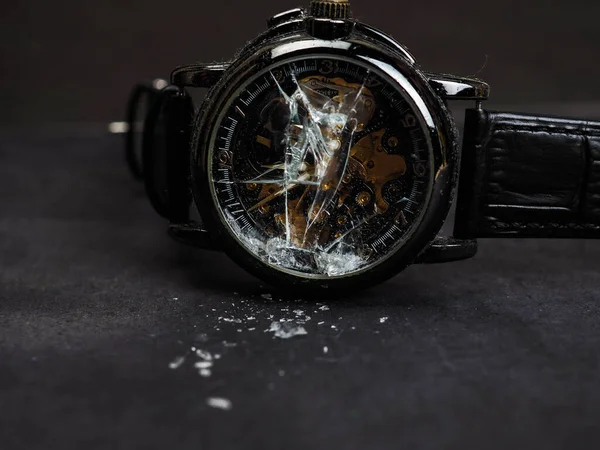 壊れたガラスを持つ黒の自動巻き腕時計のショットを閉じます レザーストラップを搭載した時計 ロイヤリティフリーのストック画像
