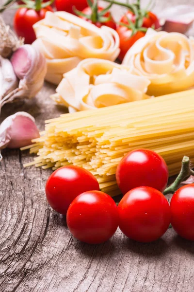 Macarrão e tomate — Fotografia de Stock