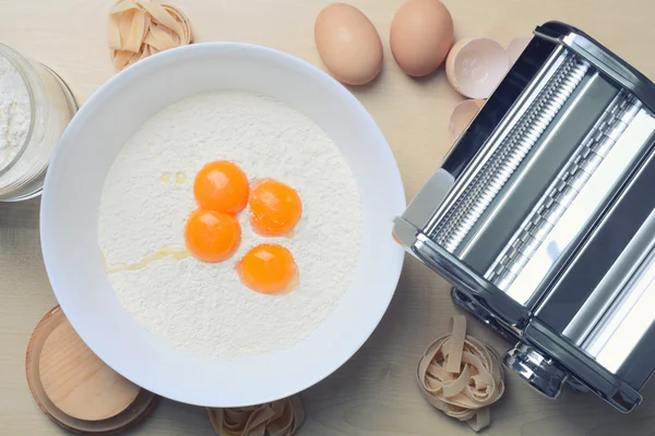 Bereiding van huisgemaakte pasta — Stockfoto