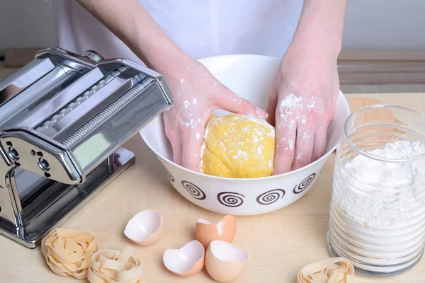 Bereiding van huisgemaakte pasta — Stockfoto