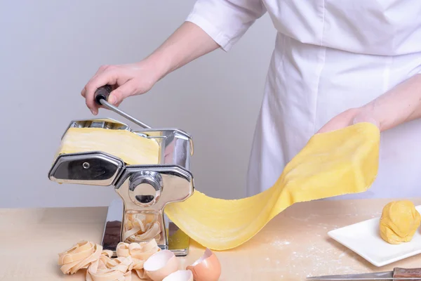 Bereiding van huisgemaakte pasta — Stockfoto