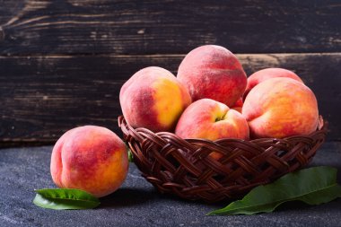 Olgun şeftaliler sepette