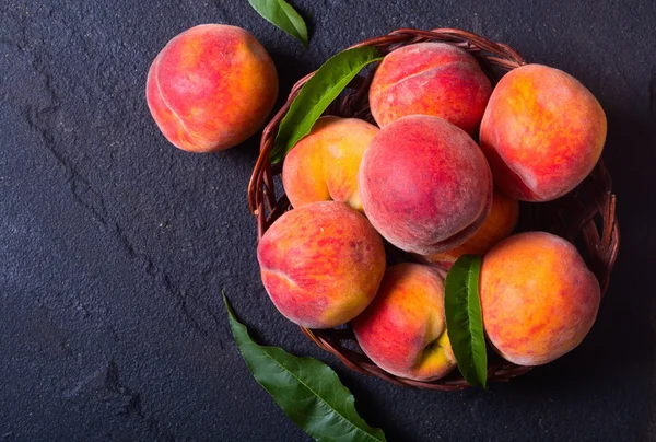 Pêches mûres dans le panier — Photo