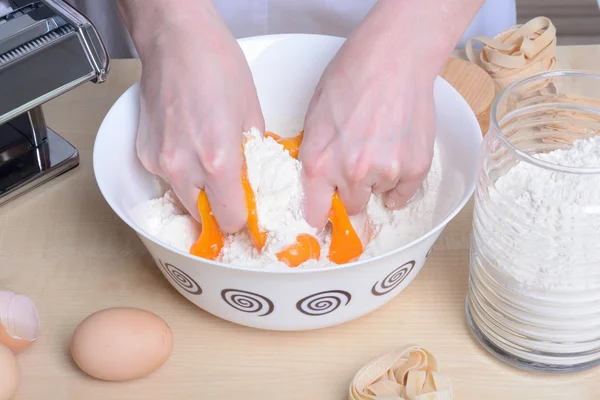 Prepares homemade pasta — Stock Photo, Image