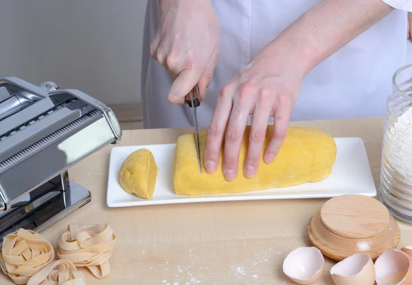 Prepares homemade pasta — Stock Photo, Image