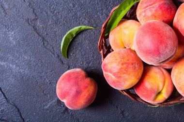 Olgun şeftaliler sepette 