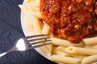 Penne makarna tagliatellei domates ile