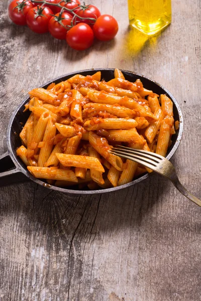 Penne makarna tagliatellei domates ile