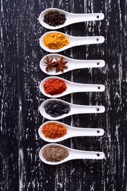 Seramik kase içinde baharatlar