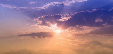 Arkaplanı bulutlu gökyüzü