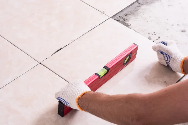 Tiler installing ceramic tiles — Stock Photo, Image