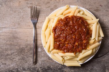 Penne makarna tagliatellei domates ile