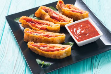 İtalyan yemeği peynirli, salamlı, zeytinli ve domatesli pizza. 