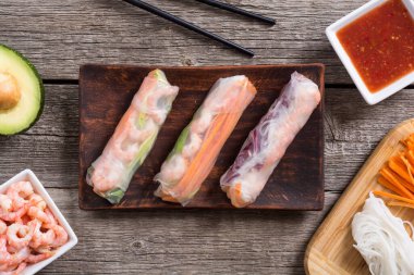 Vietnam börekleri sebzeli, pirinç erişteli ve karidesli.