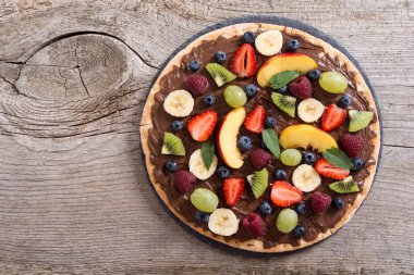 Cevizli, kremalı, meyveli ve meyveli pizza. Tatlı tatlı