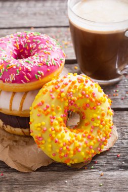 Çikolata kaplı, pembe jöleli ve serpiştirilmiş çeşitli çörekler. Üst görünüm