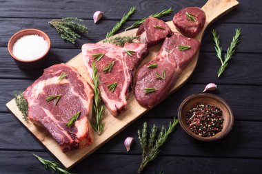 Baharatlı ve tuzlu çiğ biftek. T-kemik, fileminyon, pirzola ve striploin.
