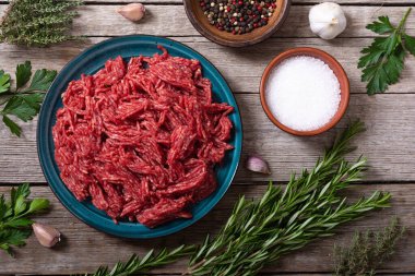 Tuz, bitki ve baharatlı çiğ sığır eti.