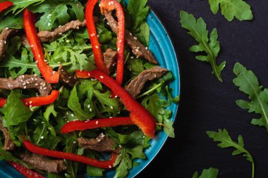 Kırmızı biberli sağlıklı salata.