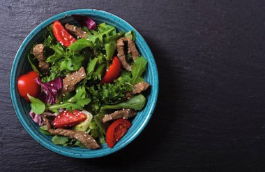 Sağlıklı salata ve vişneli domates.