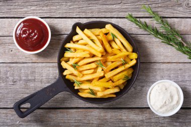 Biberiye ve ketçaplı patates kızartması. Fast food geçmişi