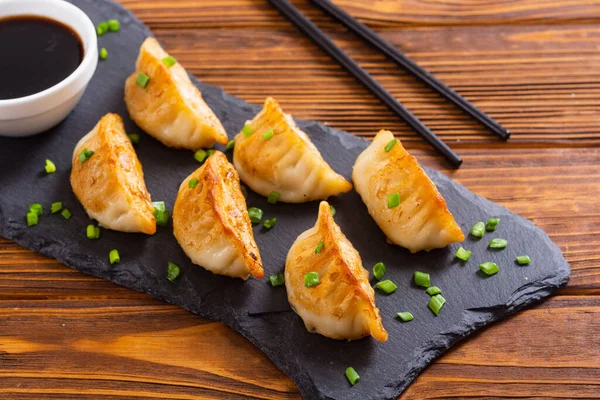 Dumplings Asiáticos Tradicionales Gyoza Con Cebolla Verde Salsa Soja — Foto de Stock