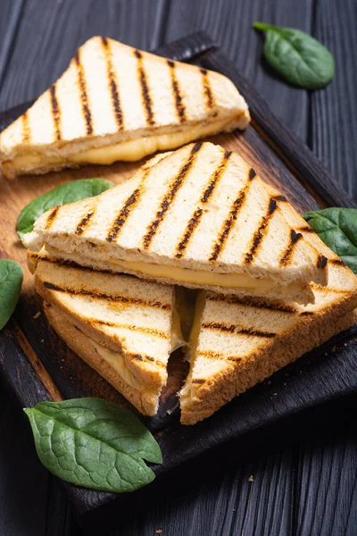 チーズでサンドイッチを焼きます 素朴な背景で新鮮な自家製朝食 — ストック写真