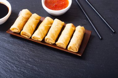 Asya yemekleri. Kırsal alanda sebzeli kızarmış börek.