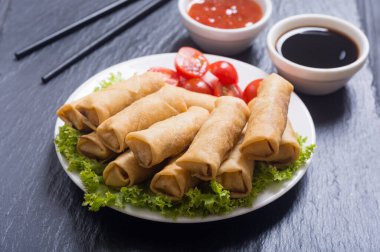 Asya yemekleri. Kırsal alanda sebzeli kızarmış börek.