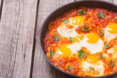 Geleneksel İsrail yemekleri Shakshuka. Domates soslu kızarmış yumurta.