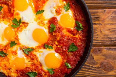 Geleneksel İsrail yemekleri Shakshuka. Domates soslu kızarmış yumurta.
