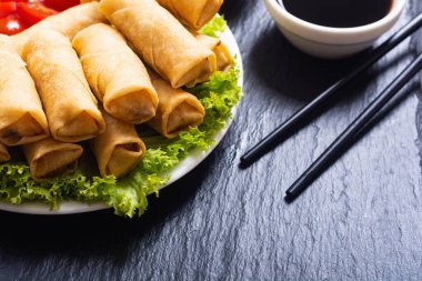 Asya yemekleri. Kırsal alanda sebzeli kızarmış börek.