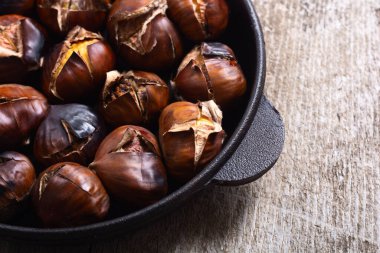 Sonbahar yemeği. Kızarmış kestane arkaplanı.