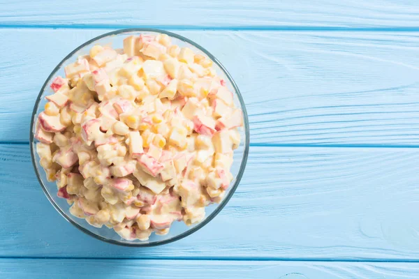 Traditioneller Russischer Neujahrssalat Mit Krabbenspießen Mais Eiern Und Mayonnaise — Stockfoto