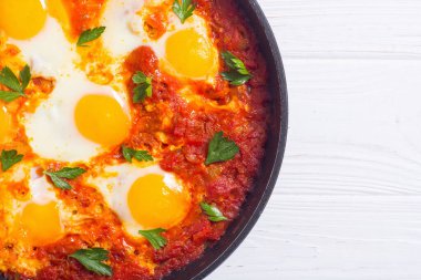 Geleneksel İsrail yemekleri Shakshuka. Domates soslu kızarmış yumurta.