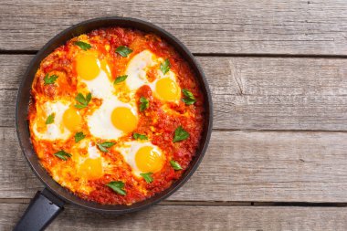 Geleneksel İsrail yemekleri Shakshuka. Domates soslu kızarmış yumurta.