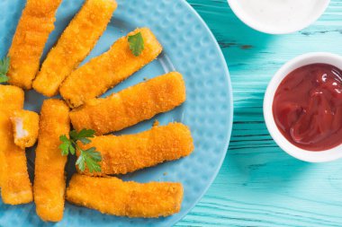 Kızarmış balık çubuğu (parmak) veya tavuk nugget. Atıştırmalık