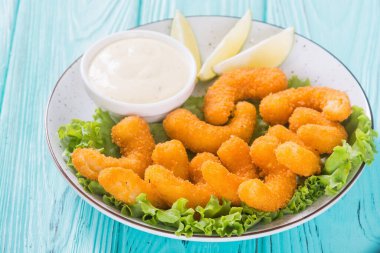 Soslu ve limonlu karides. Kırsal alanda fast food