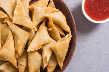 Ramazan iftar yemeği. Geleneksel Asya vejetaryen yemek samosası.