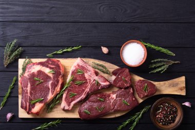 Baharatlı ve tuzlu çiğ biftek. T-kemik, fileminyon, pirzola ve striploin.