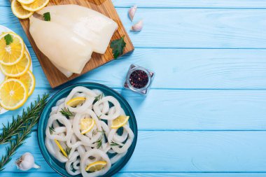 Kızarmış soğan halkaları ve ketçap. Çıtır çıtır atıştırmalık.