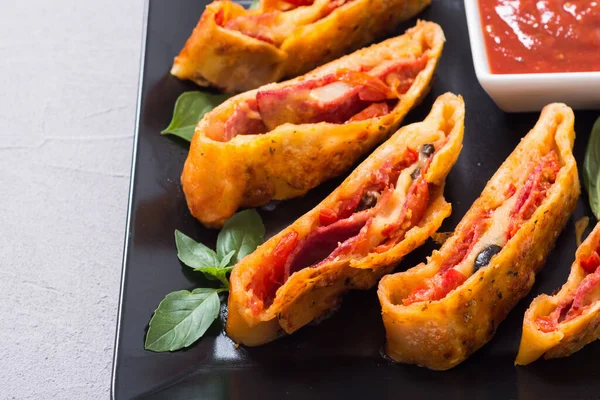 Italienisches Essen Pizzabrötchen Stromboli Mit Käse Salami Oliven Und Tomaten — Stockfoto