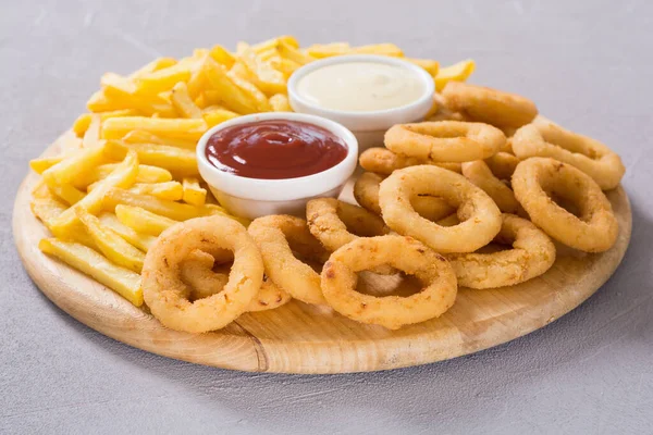 Pommes Frites Och Lökringar Med Såser Träskiva — Stockfoto