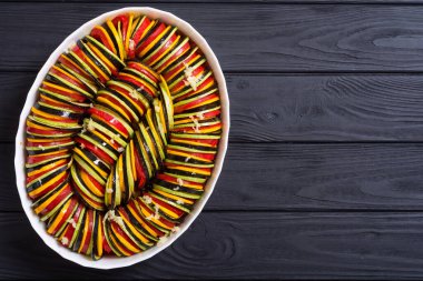 Geleneksel Fransız usulü sebze yemeği, Ratatouille. Gıda arkaplanı