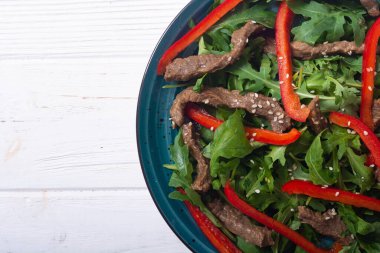 Kırmızı biberli sağlıklı salata.